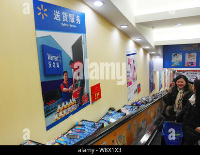 ------ Kunden nehmen eine Rolltreppe zu einem Walmart Supermarkt in Kunshan City, Central China Provinz Hubei, 17. Februar 2014. Wal-Mart Stores. Stockfoto