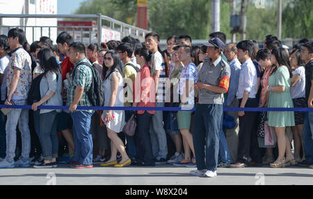 Eine Masse von Fluggästen auf Warteschlange durch Security Check in einer U-Bahnstation in Peking, China, 26. Mai 2014. U-Bahn Passagiere in Peking wird ha Stockfoto