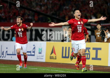 Gao Lin China Guangzhou Evergrande, rechts, feiert mit seinen Mannschaftskameraden, nachdem er ein Ziel gegen Südkoreas Jeonbuk Hyundai Motors während t Stockfoto