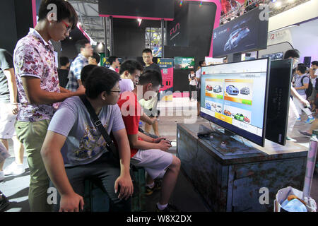 Chinesische Besucher Spielen elektronischer Spiele während der 12. China Digital Entertainment Expo, auch als ChinaJoy 2014 in Shanghai, China, 31. Juli 2014 bekannt Stockfoto