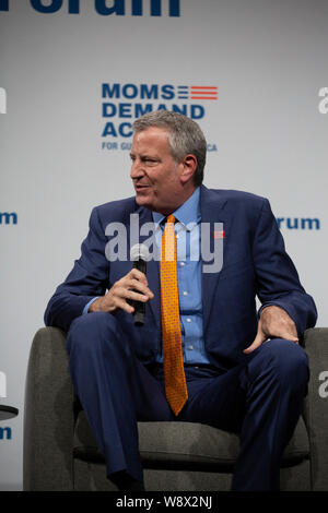 DES MOINES, IOWA - August 10, 2019: Bill De Blasio spricht an der dringenden Presidential Forum für waffensicherheit an der Iowa Events Center Stockfoto