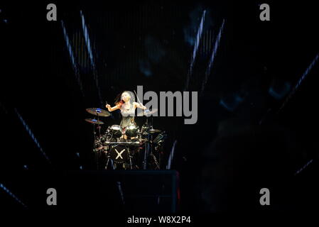Hong Kong Sänger Gloria Tang Tsz-kei führt bei ihrem Konzert in Macau, China, 2. Mai 2014. Stockfoto