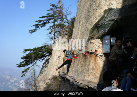 Touristen zu Fuß auf einem Wanderweg auf den Berg Huashan, oder Huashan Berg, in Xian, Provinz Shaanxi im Nordwesten Chinas, 17. April 2013. Stockfoto