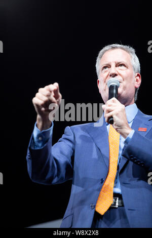 AUGUST 20, 2019 - DES Moines, Iowa/USA: New York City Bürgermeister Bill De Blasio spricht im Forum auf Gewehr Sicherheit für Präsidentschaftskandidaten Stockfoto
