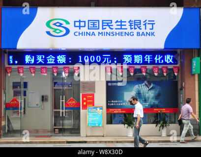 ---- Fußgänger vorbei an einem Zweig von China Minsheng Bank in Kunshan City, Central China Provinz Hubei, 26. August 2014. Tesla China ein Stockfoto