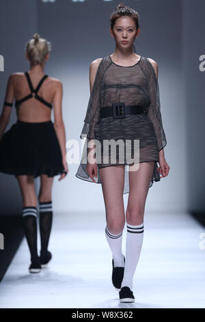 Modelle zeigen neue Kreationen an der Arete fashion show während der Shanghai Fashion Week Frühjahr/Sommer 2015 in Shanghai, China, 22. Oktober 2014. Stockfoto