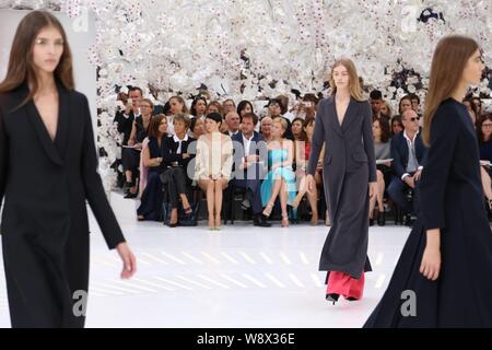 Modelle zeigen neue Kreationen von Christian Dior in seiner Herbst/Winter 2014 der Haute Couture Fashion Show in Paris, Frankreich, 7. Juli 2014. Stockfoto