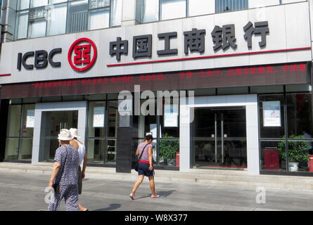 ---- Ein Kunde geht auf eine Filiale der ICBC (Industrielle und kommerzielle Bank von China) in Kunshan City, Central China Provinz Hubei, 30. Juli 20. Stockfoto
