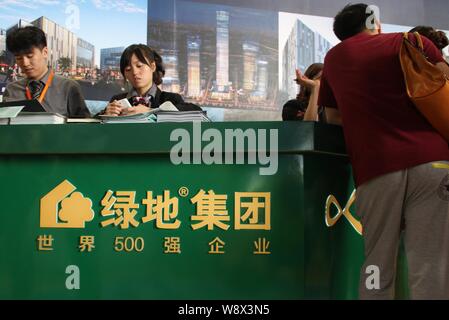 ---- Chinese Eigenheimkäufer besuchen Sie den Stand von Grönland Gruppe während eines Immobilien Messe in Peking, China, 19. September 2013. Shanghai Grönland Gro Stockfoto
