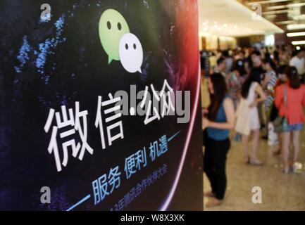 ---- Leute besuchen Sie den Stand von Mobile Messaging App Weixin oder WeChat von Tencent während einer Ausstellung in Peking, China, 2. Juli 2013. WeChat, Chi Stockfoto