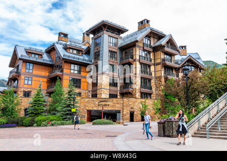 Vail, USA - 29. Juni 2019: Europäische Swiss Style Resort Stadt in Colorado mit Menschen zu Fuß von Solaris Hotel Gebäude Stockfoto