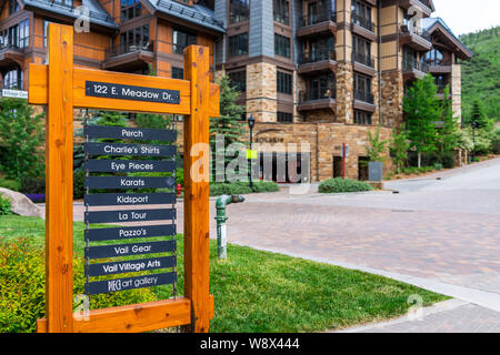 Vail, USA - 29. Juni 2019: Europäische Swiss Style Resort Stadt in Colorado mit Vorzeichen closeup von Solaris Hotel Gebäude Stockfoto