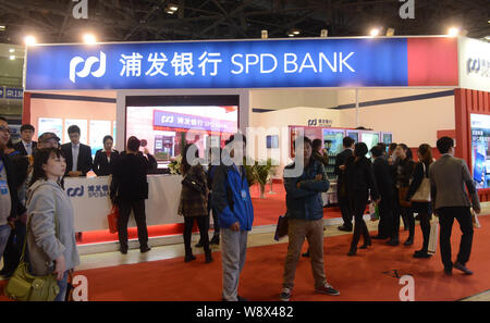 ---- Leute besuchen Sie den Stand der SPD (Shanghai Pudong Development Bank) während einer Ausstellung in Peking, China, 31. Oktober 2013. Shanghai Pudong De Stockfoto