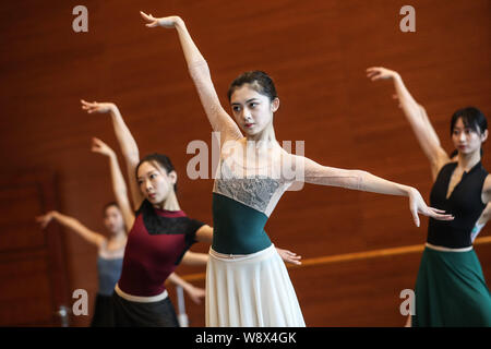 Shenyang, Provinz Liaoning, China. 9. Juli 2019. Tänzerinnen und Tänzer des Liaoning Ballett von China das Ballett "Hua Mulan" in Shenyang Proben, im Nordosten der chinesischen Provinz Liaoning, 9. Juli 2019. Credit: Pan Yulong/Xinhua/Alamy leben Nachrichten Stockfoto