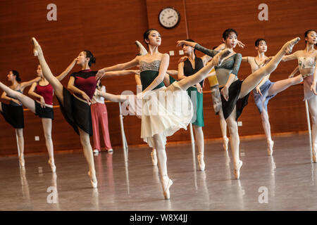 Shenyang, Provinz Liaoning, China. 9. Juli 2019. Tänzerinnen und Tänzer des Liaoning Ballett von China das Ballett "Hua Mulan" in Shenyang Proben, im Nordosten der chinesischen Provinz Liaoning, 9. Juli 2019. Credit: Pan Yulong/Xinhua/Alamy leben Nachrichten Stockfoto