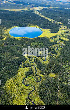 Luftaufnahme von kleinen See und Wicklung stream 60 Kilometer südlich von Fort McMurray, Alberta, Kanada in oilsands Land. Stockfoto