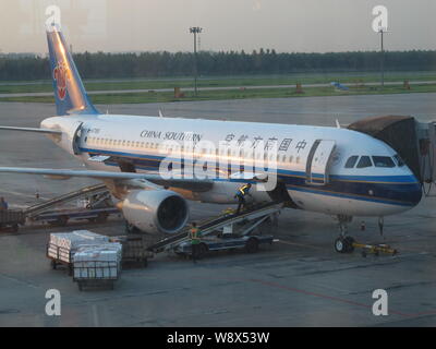 ---- Ein Flugzeug von China Southern Airlines abgebildet ist an der Beijing Capital International Flughafen in Peking, China, 1. Dezember 2012. China Sout Stockfoto
