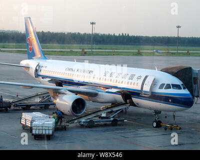 ---- Ein Flugzeug von China Southern Airlines ist am Internationalen Flughafen Shanghai Pudong in Shanghai, China, 15. Mai 2012 gesehen. China Southern Ai Stockfoto