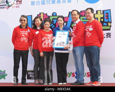 Chinesischen Olympischen tauchen Meister Guo Jingjing, dritte Straße links, und Judy Chen, dritte Straße links, Vorsitzende der Hong Kong Ausschuss für die Vereinten Nationen Kinder Stockfoto