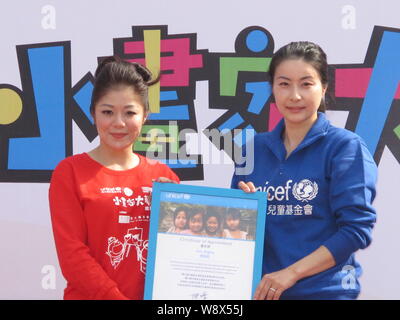 Chinesischen Olympischen tauchen Meister Guo Jingjing, rechts, erhält die Ernennungsurkunde von Judy Chen, Links, Vorsitzende des Hong Kong Ausschuss f Stockfoto