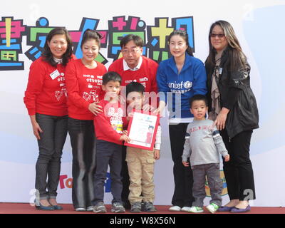 Chinesischen Olympischen tauchen Meister Guo Jingjing, zweite rechts, und Judy Chen, zweite links, Vorsitzende der Hong Kong Ausschuss für die Vereinten Nationen Kind Stockfoto