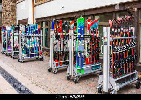 Vail, USA - 29. Juni 2019: Ferienhäuser Stadt in Colorado mit store Geschäfte und Snowboard Ski Rack Stockfoto