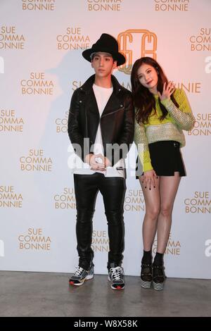 Koreanische Sängerin und Schauspielerin Kim Hyun-A (HyunA), rechts, und Cha Sun-woo (Baro) der Koreanischen Boy Group B1A4 darstellen, da sie für eine fördernde ankommen Stockfoto
