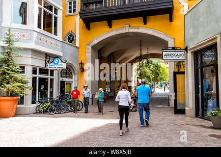 Vail, USA - Juni 29, 2019: ein Weg mit Menschen zu Fuß Einkaufsmöglichkeiten in Lionshead Arcade Platz in Colorado, USA. Stockfoto