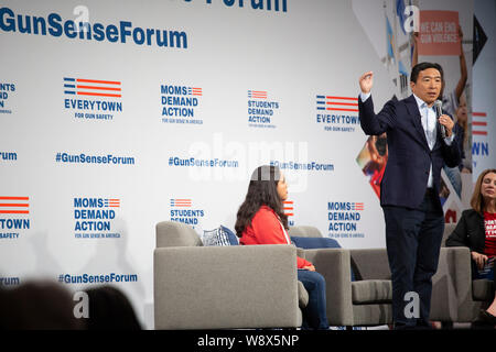 DES MOINES, Iowa/USA - 10. AUGUST 2019: Andrew Yang, Gründer von Venture für Amerika spricht im Presidential Gun Sinn Forum an der Iowa Events Center. Stockfoto