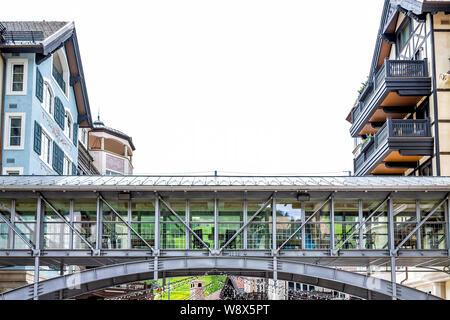 Vail, USA - 29. Juni 2019: Lionshead Village in Colorado, USA mit Laufsteg an Arrabelle at Vail Square Stockfoto