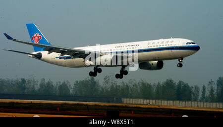 - - Datei - ein Airbus A330-300 Düsenflugzeug von China Southern landet auf dem Internationalen Flughafen Wuhan Tianhe in Wuhan City, Central China Provinz Hubei, 2 Stockfoto