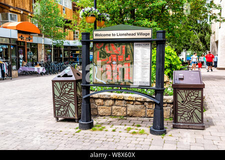 Vail, USA - 29. Juni 2019: Cobblestone Willkommen Anmelden Einkaufsviertel in Colorado in Lionshead Village Stockfoto