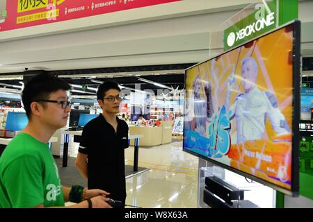 ---- Einen Kunden spielt die elektronische Spiele auf Xbox Spielkonsole von Microsoft an einem suning Haushaltsgeräte in Hangzhou city Store, East China Zheji Stockfoto