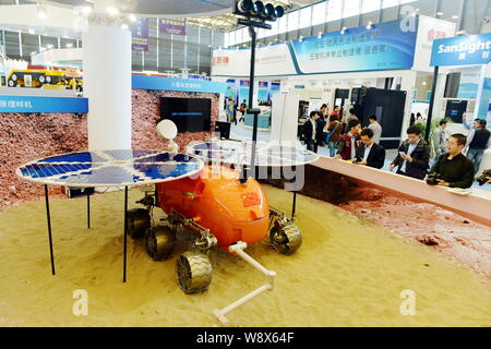 Ein Modell des chinesischen Prototyp Mars Sonde ist auf Anzeige an der China International Industry Fair 2014 in Shanghai, China, 4. November 2014. Die 2014 Ch Stockfoto