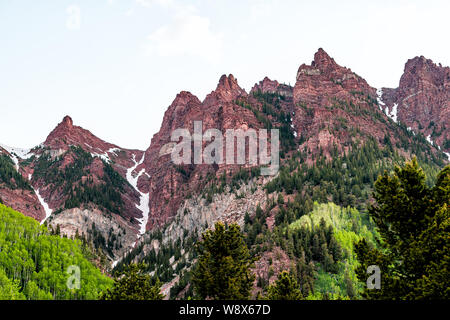 Maroon Bells Red Cliffs closeup in Aspen, Colorado während der Blauen Stunde bewölkt Morgen vor Sonnenaufgang mit Rocky Mountain Peak Anfang Sommer Stockfoto