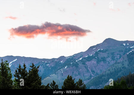 Berge gegenüber von Maroon Bells closeup in Aspen, Colorado während der Blauen Stunde bewölkt Morgen vor Sonnenaufgang mit Rocky Mountain Peak Anfang Sommer Stockfoto