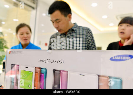 ------ Chinesische Kunden kaufen Samsung Galaxy S5 Smartphones in einem Geschäft in Hangzhou City, East China Zhejiang provinz, 11. April 2014. Der Umsatz bei Sa Stockfoto