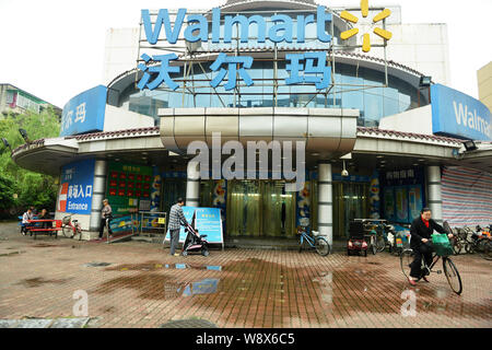 ------ Kunden eingeben oder einen wal-mart Supermarkt in Hangzhou city verlassen, East China Zhejiang provinz, 21. April 2014. Wal-Mart Stores Inc., dem wor Stockfoto