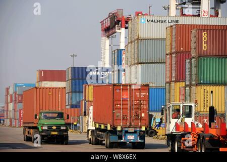 Lkw Handel Container im Ausland im Hafen von Qingdao in Qingdao Stadt versendet werden, East China Provinz Shandong, 31. Dezember 2013. Die Stockfoto