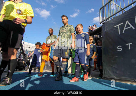 Chester, PA, USA. 11 Aug, 2019. Philadelphia Union die Spieler führen das Feld vor einem Major League Soccer Match zwischen den Philadelphia Union und Houston Dynamo Sonntag, August 11, 2019, bei Talen Energie Stadion in Chester, PA. Credit: Saquan Stimpson/ZUMA Draht/Alamy leben Nachrichten Stockfoto