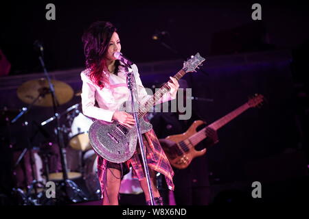 Hong Kong Sänger Gloria Tang Tsz-kei führt bei ihrem Konzert in Macau, China, 2. Mai 2014. Stockfoto
