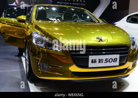 ---- Eine Dongfeng Peugeot Citroen508 ist bei einem Automobil Ausstellung in Chongqing, China, 18. April 2012 angezeigt. Der französische Autobauer PSA Peugeot Stockfoto