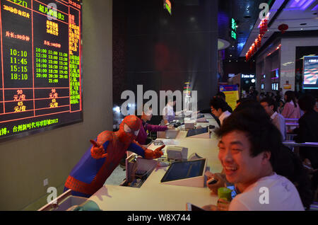 Ein Entertainer in der Spider-man Kostüm gekleidet posiert als er verkauft Tickets der Film, The Amazing Spider-Man 2, die Zuschauer in einem Kino in Wenling Stockfoto