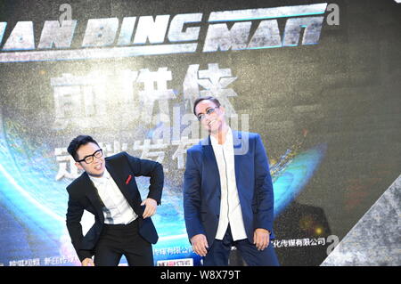 Usa Hollywood action star Jean-Claude Van Damme, rechts, lacht während einer Pressekonferenz für den Film "Der Pancake Man' in Peking, China, 25 Novemb Stockfoto