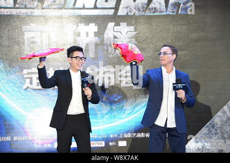 Usa Hollywood action star Jean-Claude Van Damme, rechts, dreht sich ein Taschentuch während einer Pressekonferenz für den Film "Der Pancake Man' in Peking, Stockfoto