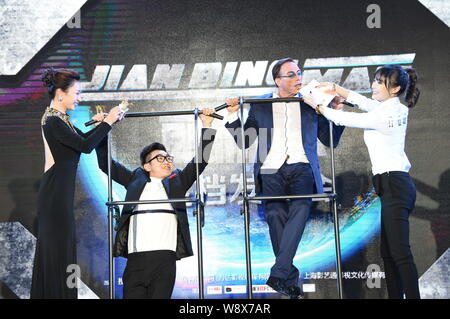Usa Hollywood action star Jean-Claude Van Damme, zweite rechts, spielt ein Spiel mit Darsteller des Films "Der Pancake Man' während einer Presse Konferen Stockfoto