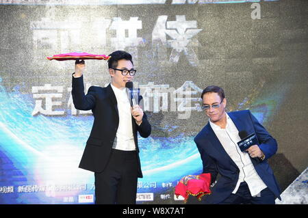 Usa Hollywood action star Jean-Claude Van Damme, rechts, dreht sich ein Taschentuch während einer Pressekonferenz für den Film "Der Pancake Man' in Peking, Stockfoto