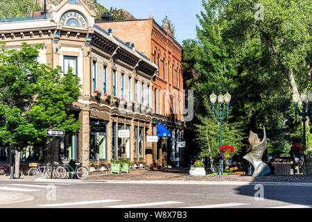 Aspen, USA - 27. Juni 2019: Stadt in Colorado mit Vintage Architektur auf der Straße Park Platz in Luxus teuer berühmte Stadt im Sommer Tag Stockfoto