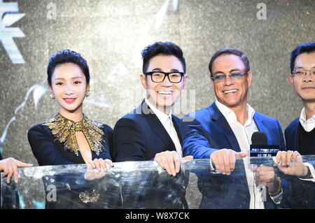 Usa Hollywood action star Jean-Claude Van Damme, zweite rechts, und Darsteller des Films "Der Pancake Man 'pose während einer Pressekonferenz in Beij Stockfoto