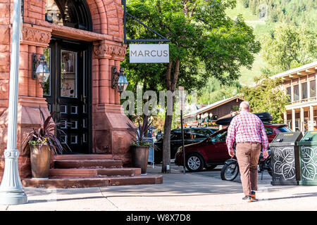 Aspen, USA - 27. Juni 2019: Stadt in Colorado mit Vintage Architektur auf der Straße mit Zeichen für Marcus Store an einem sonnigen Tag Stockfoto